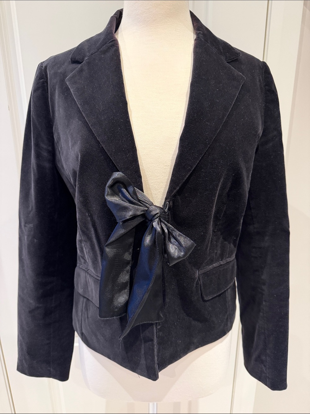 Old Navy Black Velvet Satin Tie-Front Blazer. Size M